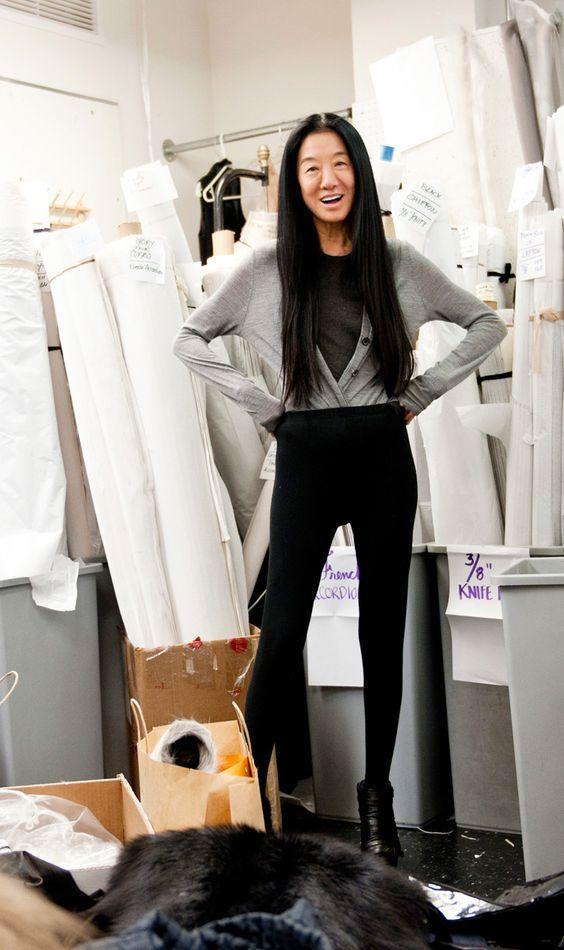 71岁婚纱女王王薇薇庆生 蝴蝶背细长腿像17岁