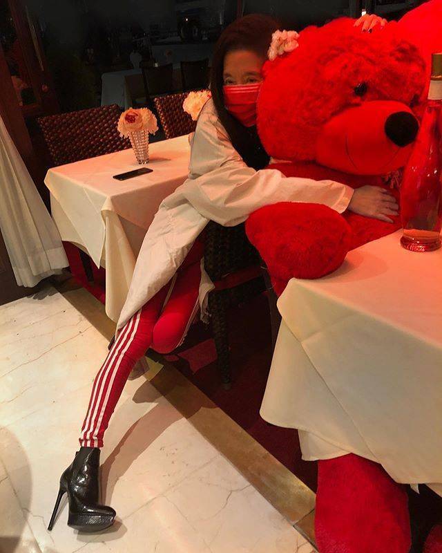 71岁婚纱女王王薇薇庆生 蝴蝶背细长腿像17岁