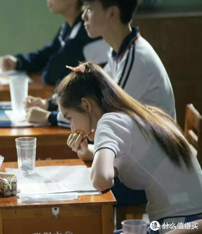 这谁顶得住?王玉雯校服剧照惹争议,布料贴身意外暴露饱满身材